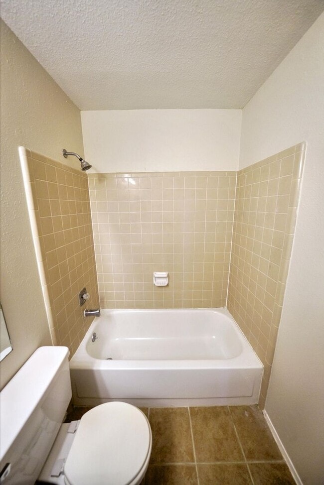 Building Photo - Charming 2-bed, 2-bath home in Universal C...
