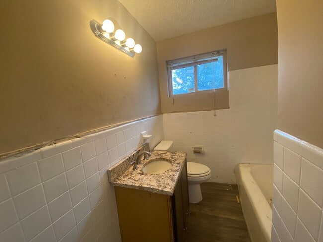 Building Photo - Cozy 3 bedrooms with charming kitchen upda...