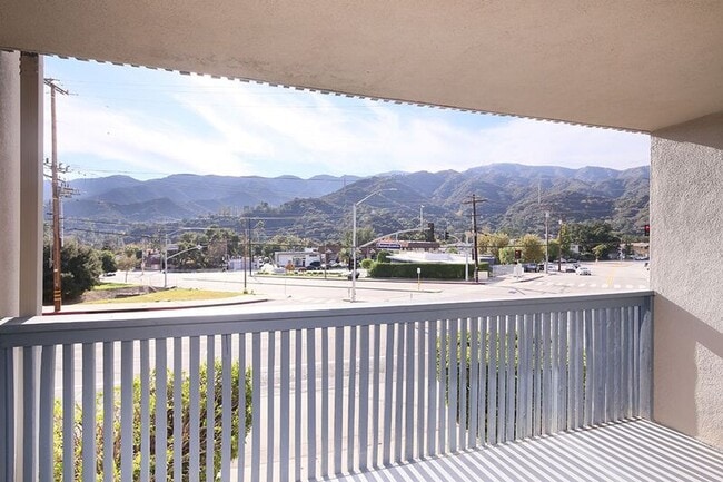 Building Photo - 3155 Montrose Ave