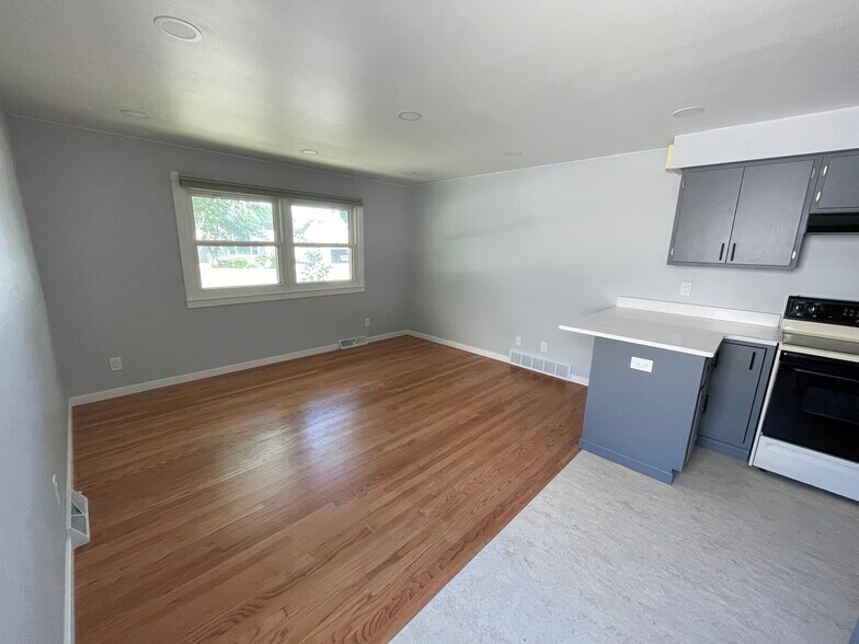 Building Photo - 908 Grove St