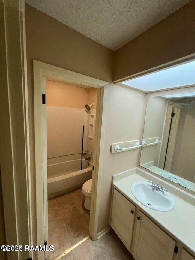 Building Photo - 200 Lodge Dr