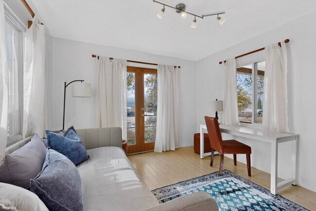 Building Photo - 1640 Stanford Dr NE