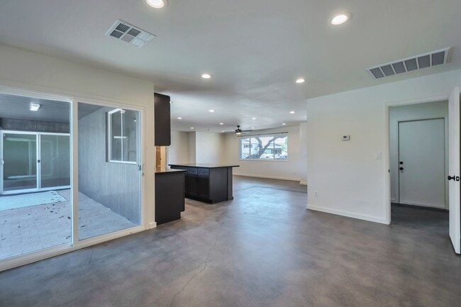 Building Photo - Remodeled 5-Bedroom Tempe Home with Private Pool, Large Yard & Garage Near ASU