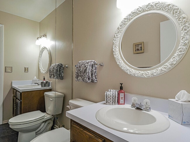 Building Photo - 74 Royal Oak Ct