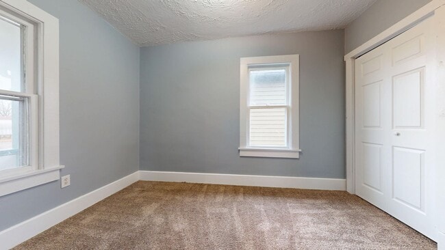 Building Photo - 3 Bedroom, Quiet Street Near Park!