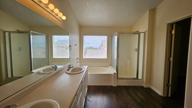 Building Photo - 5 Bed 3 Bath