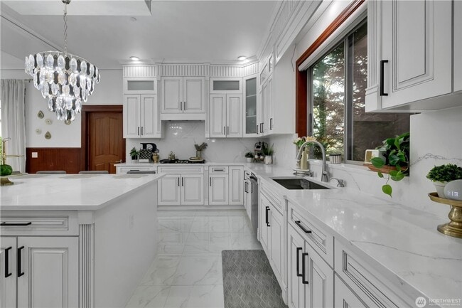 Building Photo - Exquisite Custom-Built 6 Bedroom 5.5 Bath House in Kent