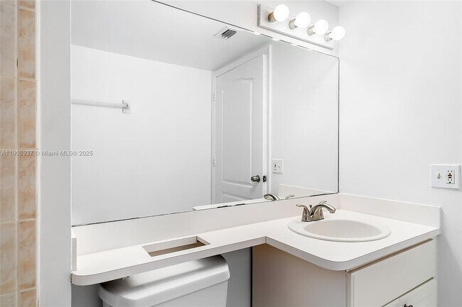 Building Photo - 2642 Collins Ave