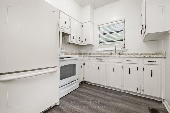 Building Photo - 202 1st St