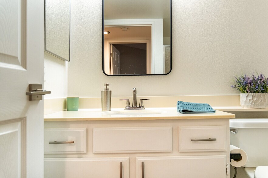 2nd bathroom - 6638 Clybourn Ave