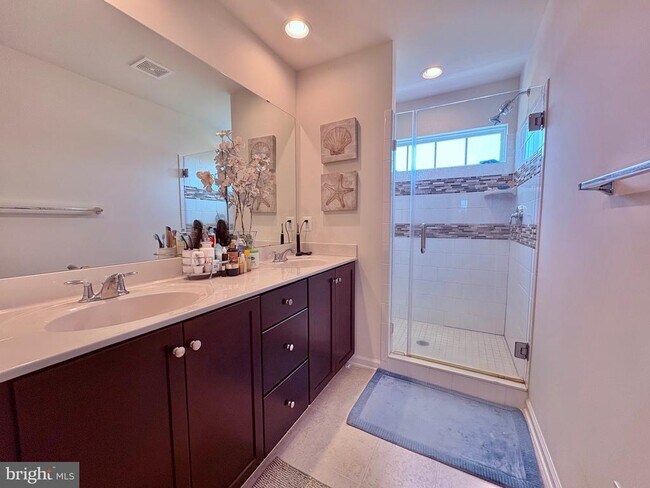 Building Photo - 438 Boxelder Dr
