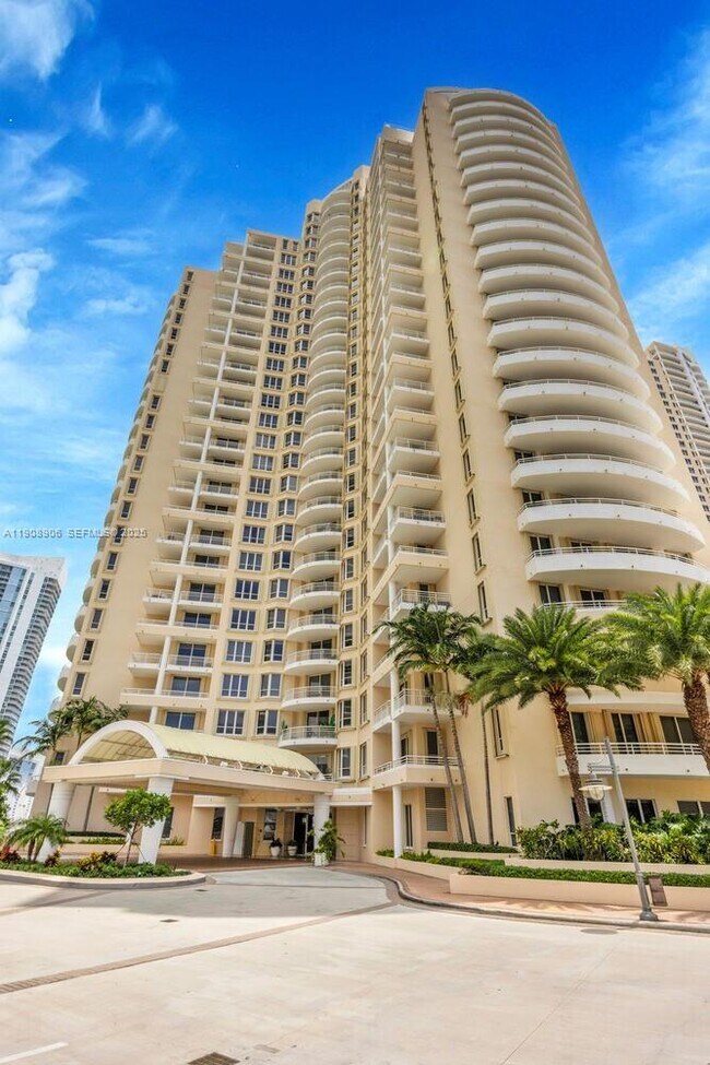 Building Photo - 888 Brickell Key Dr