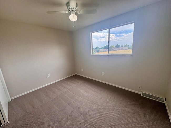 Building Photo - Beautifully Renovated Townhome in Coumbine...