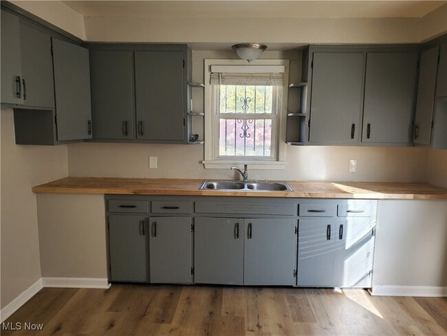 Building Photo - 4287 E 162nd St