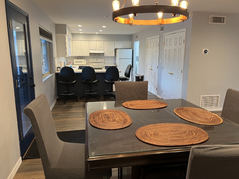 Building Photo - 1324 W 13th St