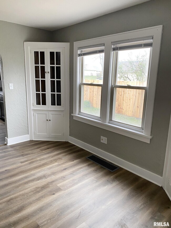 Building Photo - 303 Central St