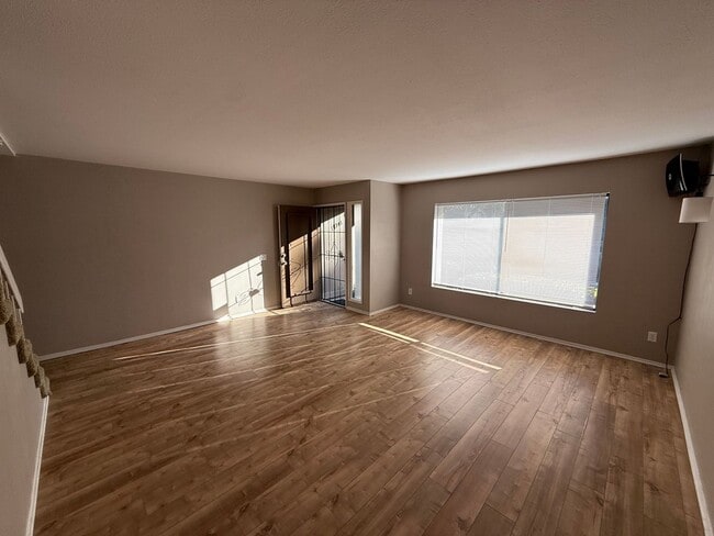 Building Photo - 3 Bedroom, 2.5 Bath Two-Story Townhome in Tierrasanta