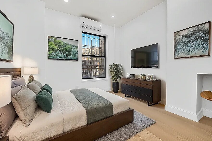 Building Photo - 127 E 7th St