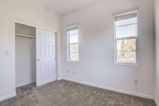 Building Photo - Beautiful 4 Bedroom, 2.5 Bath Condo for Rent in Elk Grove