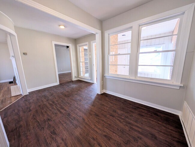 Building Photo - 3 Bed 1.5 Bath Close to Tech! Move In Ready