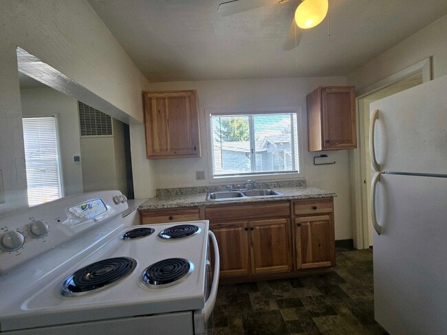 Building Photo - Cozy 2 Bed, 2 Bath Home with Parking Spaces and a Fenced Backyard!