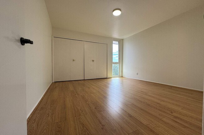 Building Photo - 5279 Newcastle Ave