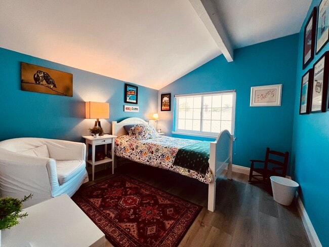 Building Photo - Beautiful 4 bedroom 2 bath House, with man...