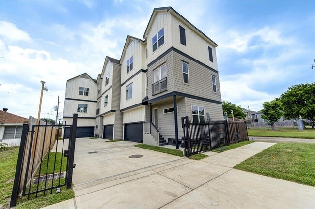 Building Photo - 2312 Reinerman St