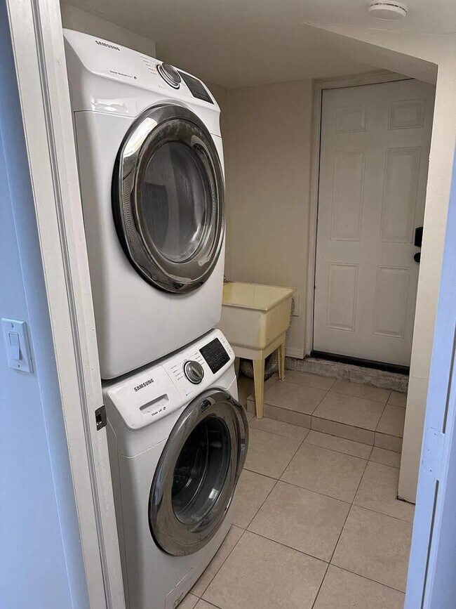 Building Photo - 3505 Iris St N