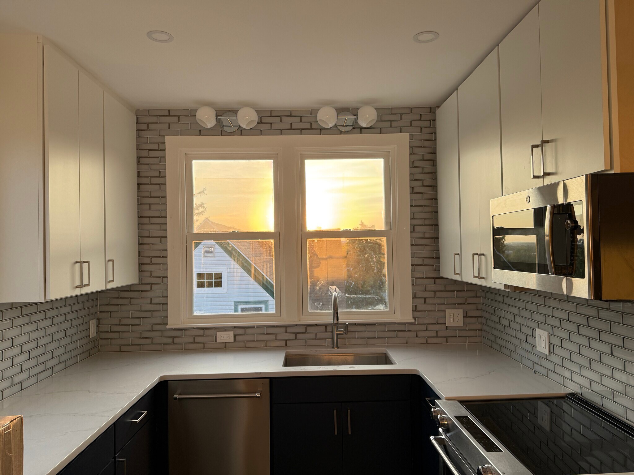 Building Photo - 96 Munroe St