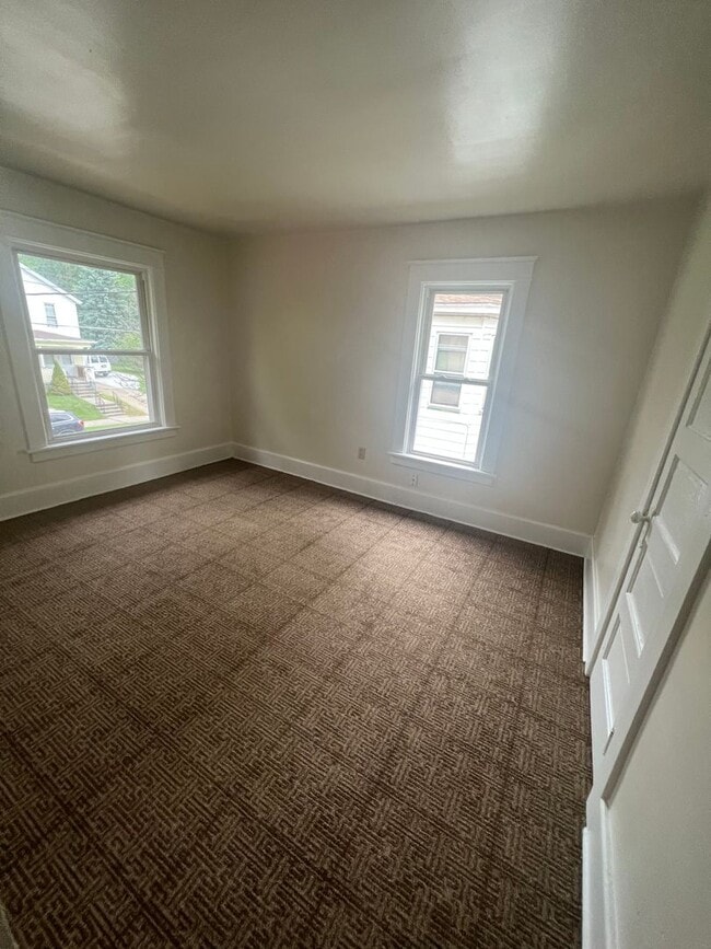 Building Photo - Large 4 Bedroom House