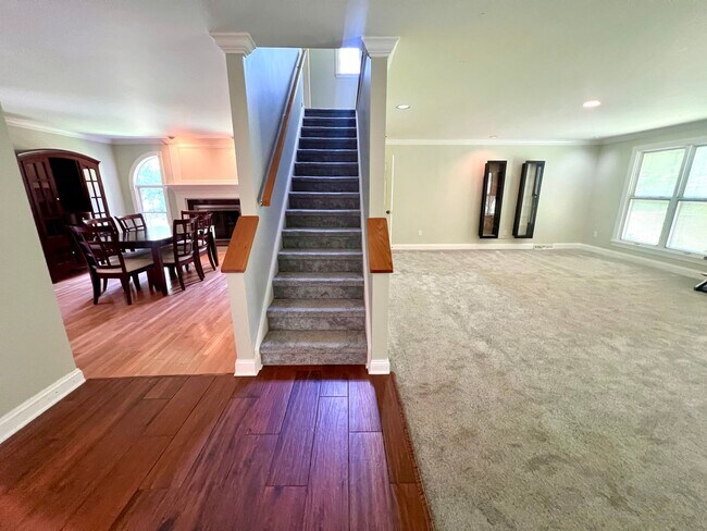 Building Photo - Cranberry - 6 bedroom 4 bathroom - Stunnin...