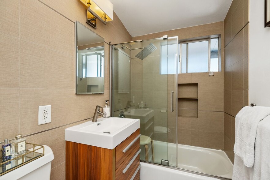 Upstairs full bath - 4040 Grand View Blvd