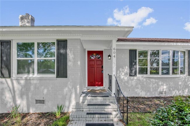 Building Photo - 604 Roundtree Dr