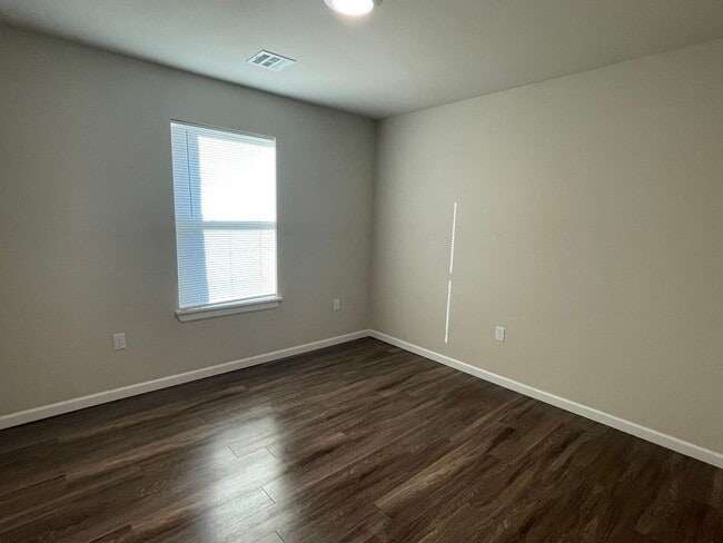 Building Photo - 3 Bed 2 Bath, 2 Car Attached Garage
