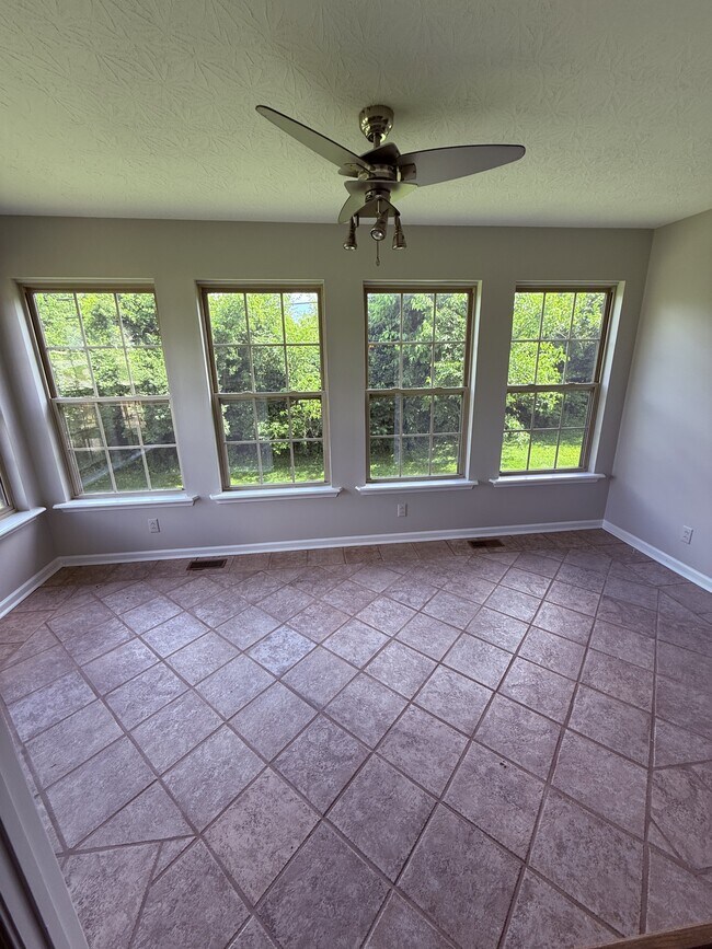 Building Photo - 108 Hunter Ridge Dr