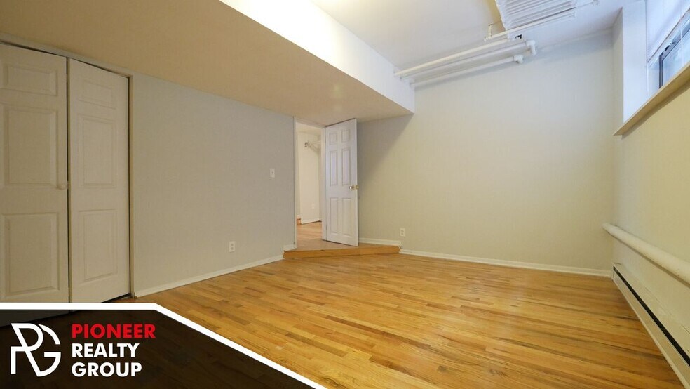 Building Photo - 654 W Cornelia Ave