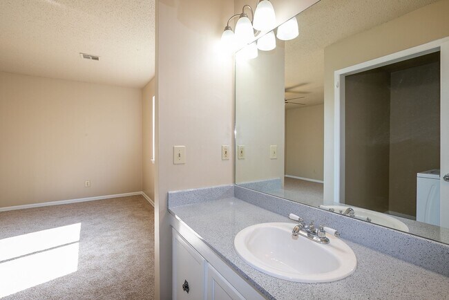 Building Photo - Spacious 3 Bed 2 Bath Condo in Tulsa!