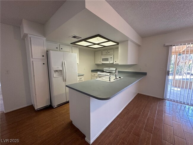 Building Photo - 628 Hidden Valley Dr