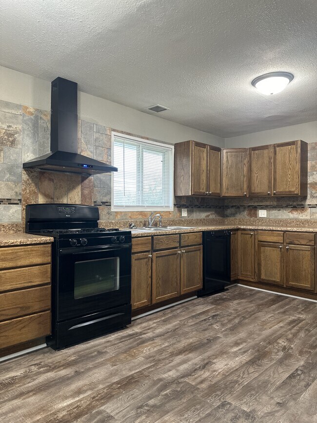 Building Photo - 602 Sara St