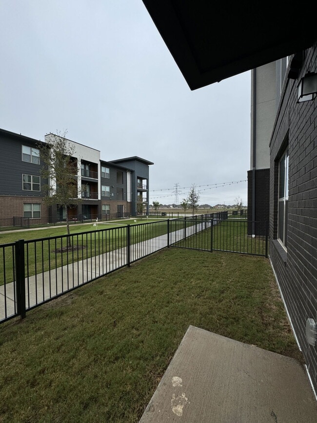 Building Photo - 3850 Double Oak Ave