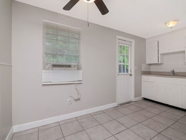 Building Photo - Move-In Ready 1BR/1BA Duplex in Brandon, FL — $1,295/Month, Across from Brandon Mall