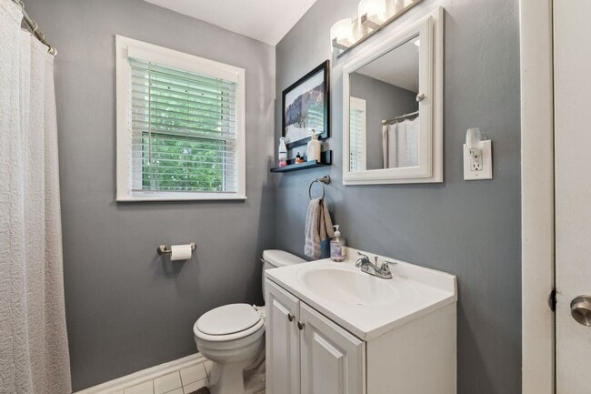 Building Photo - Excellent 3 Bedroom 2 Bath Home Minutes from Downtown!