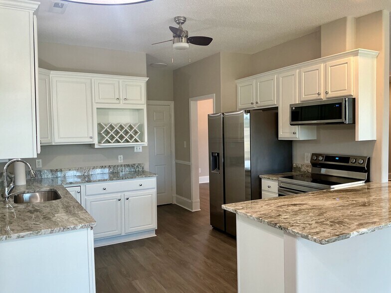 Kitchen - 546 Stonemason Dr