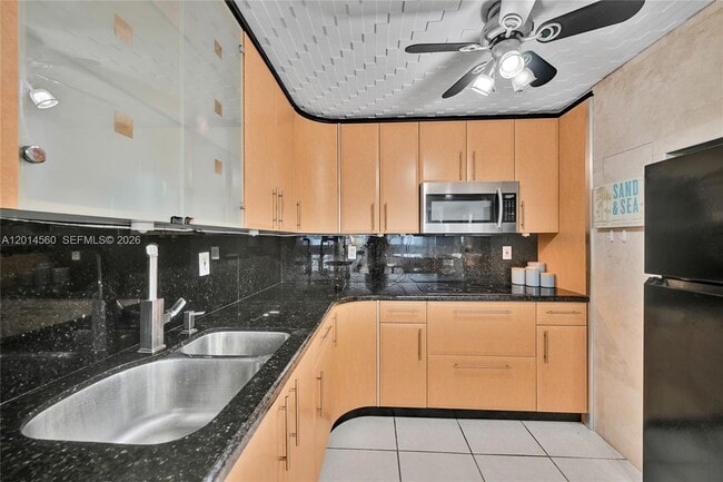 Building Photo - 6039 Collins Ave