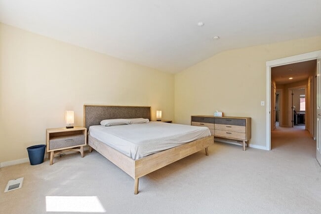 Building Photo - 3Bd/2.5Ba Kirkland Townhouse