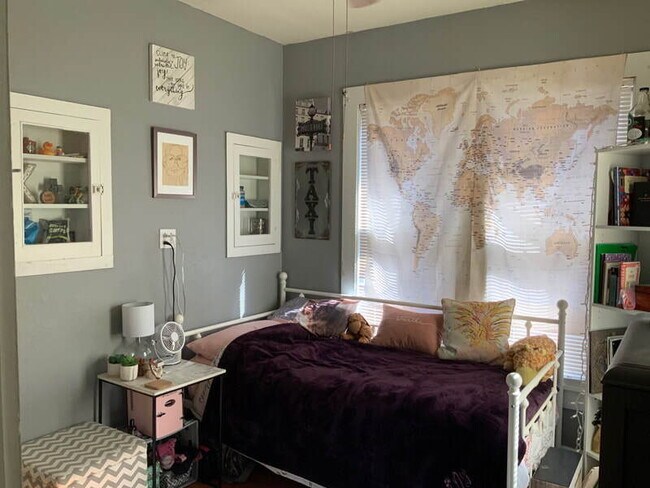 Building Photo - Charming 3 bedroom 2 bathroom home on larg...