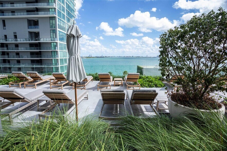 Building Photo - 650 NE 32nd St