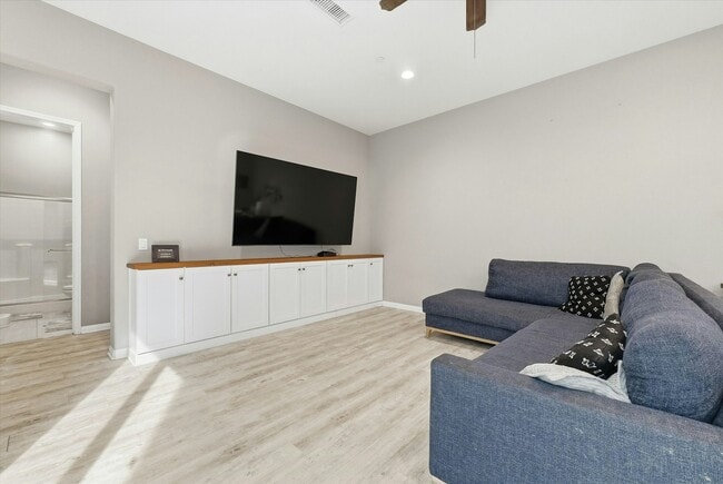 Building Photo - 155 Spectacle