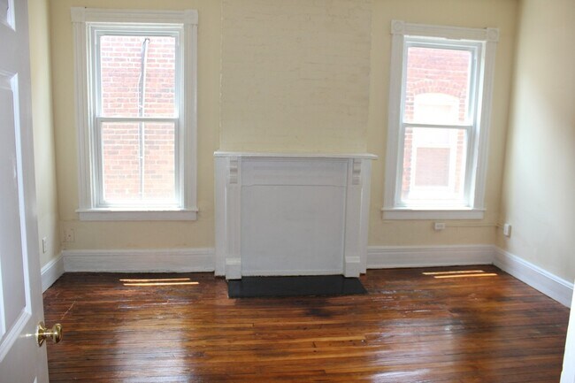 Building Photo - Spacious four bedroom, two full bath Fan/VCU area home. Available in August.